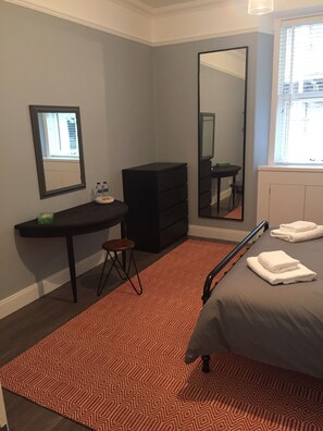 2 chambres, fer et planche à repasser, lit de bébé portatif
