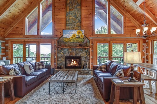 The Nest at Seven Devils - high elevation with hot tub, close to Hawks Nest Snow Tubing & Zipline