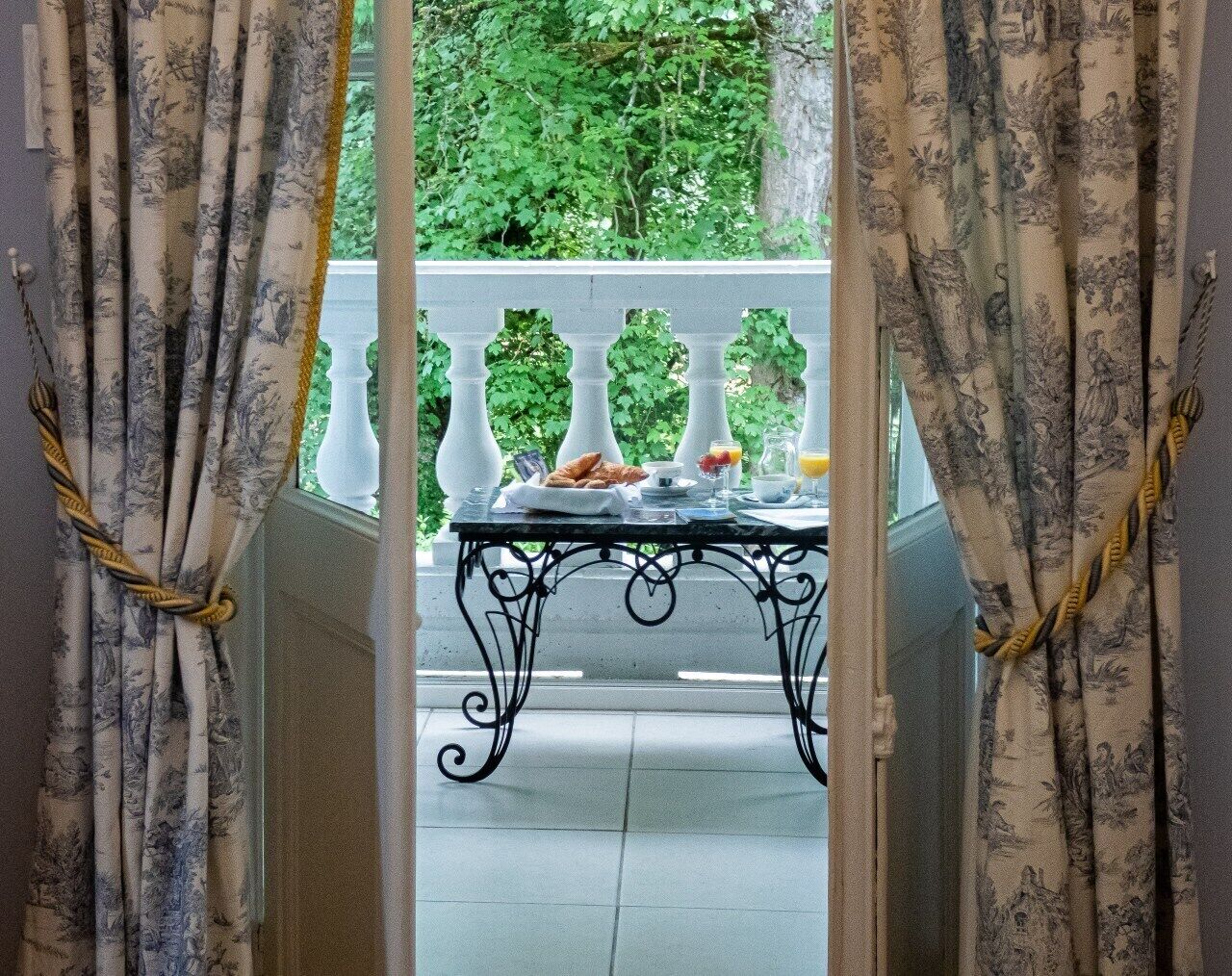 Traditional Suite, Private Bathroom, Park View | Living area | 80-cm flat-screen TV with digital channels, ping pong