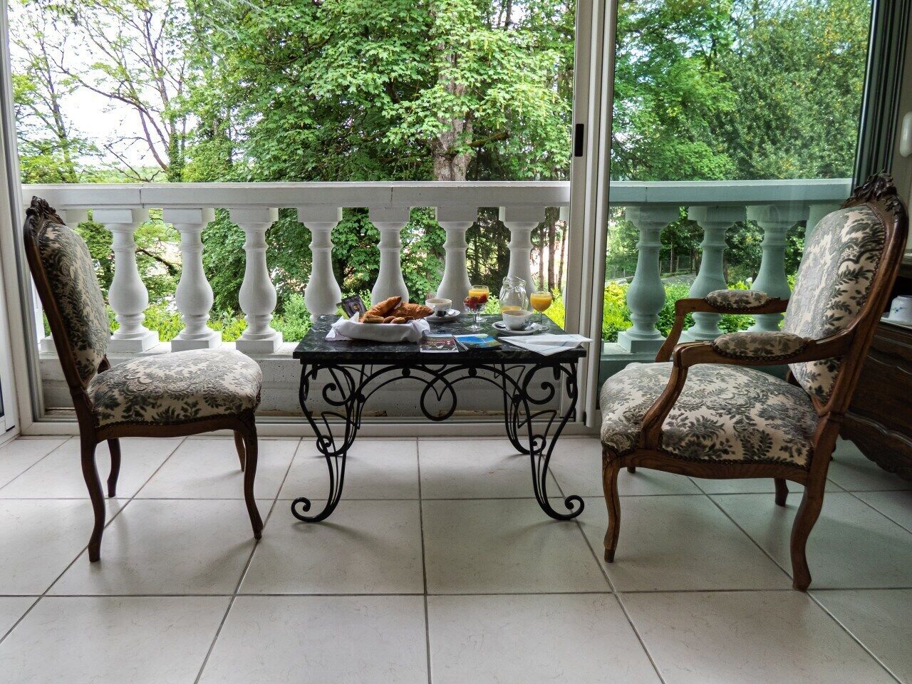 Suite tradicional, baño privado, vista al parque | Área de sala de estar | Televisión de pantalla plana de 80 cm con canales digitales 