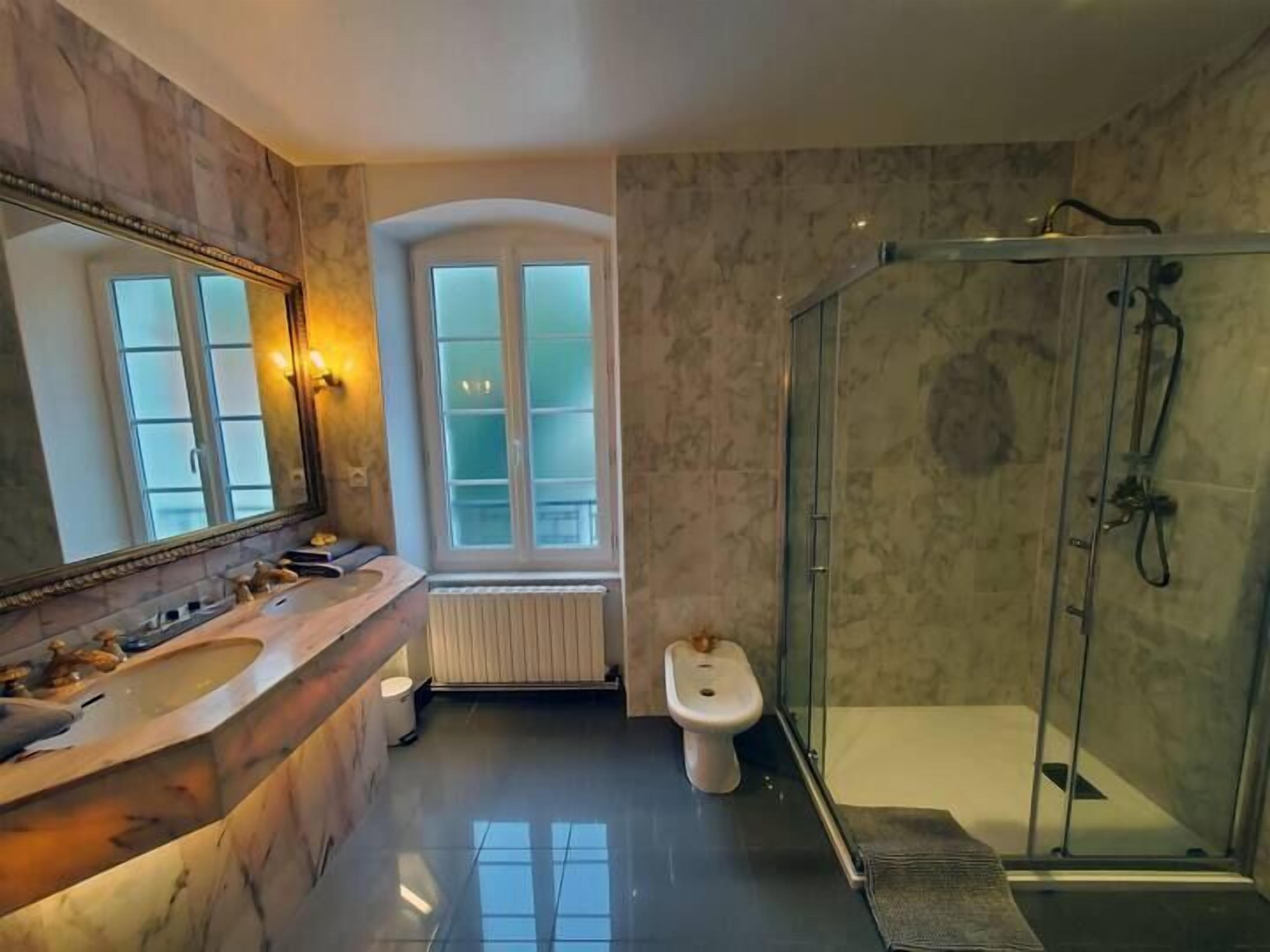 Suite presidencial, baño privado, vista al parque | Baño | Regadera, regadera tipo lluvia, secadora de cabello, batas 