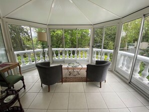 Presidential Suite, Private Bathroom, Park View | Living area | 80-cm flat-screen TV with digital channels, table tennis - Logis Vélès (Aubin)