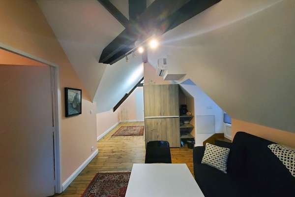 Superior Suite, Private Bathroom, Park View | Living area | 80-cm flat-screen TV with digital channels, table tennis