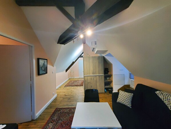 Superior-Suite, eigenes Bad, Parkblick | Wohnbereich | 80-cm-Flachbildfernseher mit Digitalempfang, Tischtennisplatte