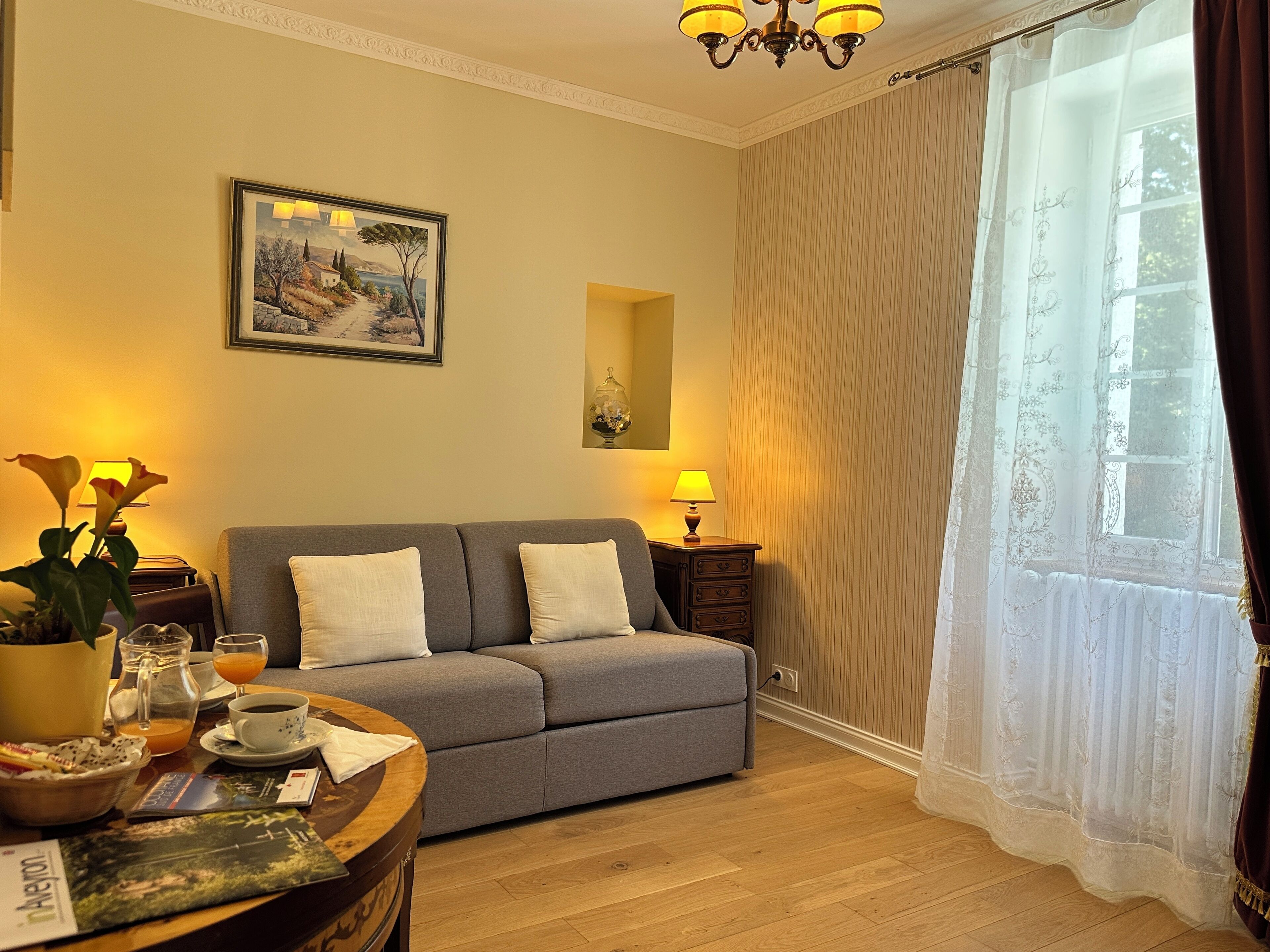 Suite Deluxe, baño privado, vista al parque | Área de sala de estar | Televisión de pantalla plana de 80 cm con canales digitales 