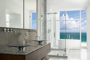 Badewanne und Dusche (separat), Designer-Toilettenartikel, Haartrockner