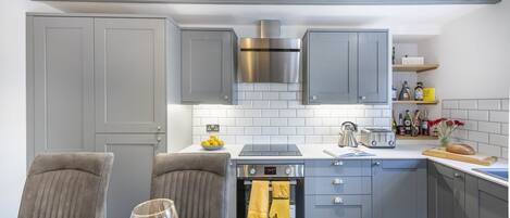 Kühlschrank, Mikrowelle, Ofen, Herdplatte