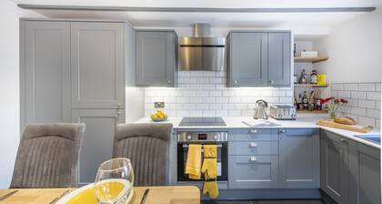 The Hideaway - a house that sleeps 4 guests in 2 bedrooms