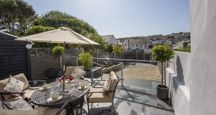 The Hideaway - a house that sleeps 4 guests in 2 bedrooms