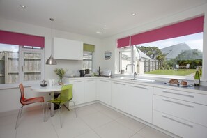 Fridge, microwave, oven, stovetop - Sea Views - Parking For 3 Cars - BBQ Area (Newquay)