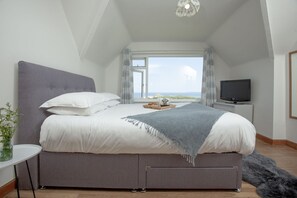 3 bedrooms, desk, iron/ironing board, Internet