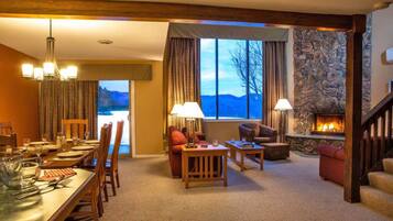 Televisi 45-inci dengan saluran TV kabel dan perapian