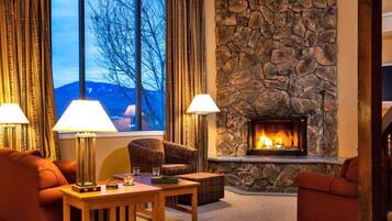 Televisi 45-inci dengan saluran TV kabel dan perapian