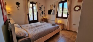 2 chambres, coffres-forts dans les chambres, fer et planche Ă repasser