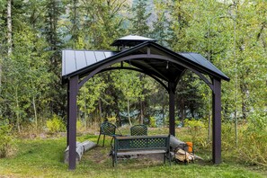 Property grounds - Enchanting Kenai River Retreat (Cooper Landing)