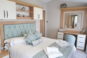 2 bedrooms, iron/ironing board, free WiFi, bed sheets - Herdwick Lodge - a lodge that sleeps 4 guests in 2 bedrooms (Morpeth)