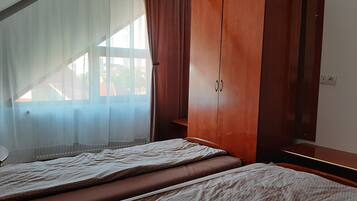 1 slaapkamer, een strijkplank/strijkijzer, gratis wifi