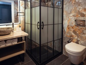 Shower, free toiletries, slippers, towels - Talles Suit Hotel (Cesme)