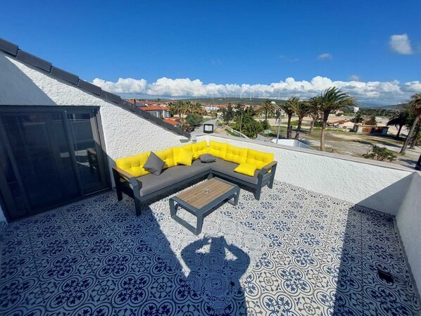 Chambre luxueuse avec lits jumeaux, 2 chambres, fumeur, vue sur la ville | Terrasse/patio