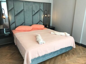 Chambre triple Élite | Literie de qualité, minibar contenant certains articles gratuits, bureau