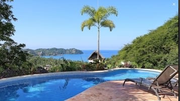 Una piscina al aire libre, una piscina climatizada