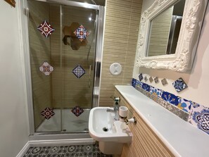 Combined shower/bathtub - Luxurious entire 3 bedroom Apt- Arabian Nights  (Glasgow)