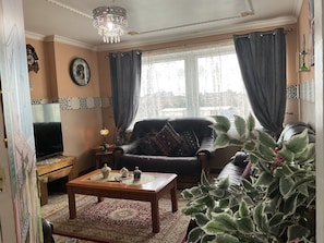 Flat-screen TV, Netflix, streaming services - Luxurious entire 3 bedroom Apt- Arabian Nights  (Glasgow)