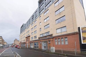 Exterior - Luxurious entire 3 bedroom Apt- Arabian Nights  (Glasgow)