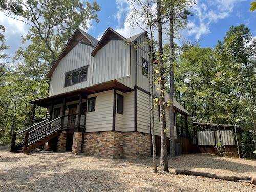 Modern Farmhouse Cabin | Hot Tub | Dog-Friendly
