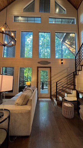 Modern Farmhouse Cabin | Hot Tub | Dog-Friendly