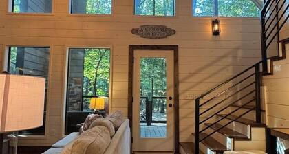 Modern Farmhouse Cabin | Hot Tub | Dog-Friendly