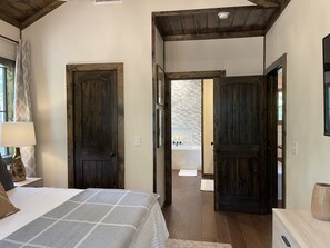 2 Schlafzimmer, Schreibtisch, Bügeleisen/Bügelbrett, kostenloses WLAN