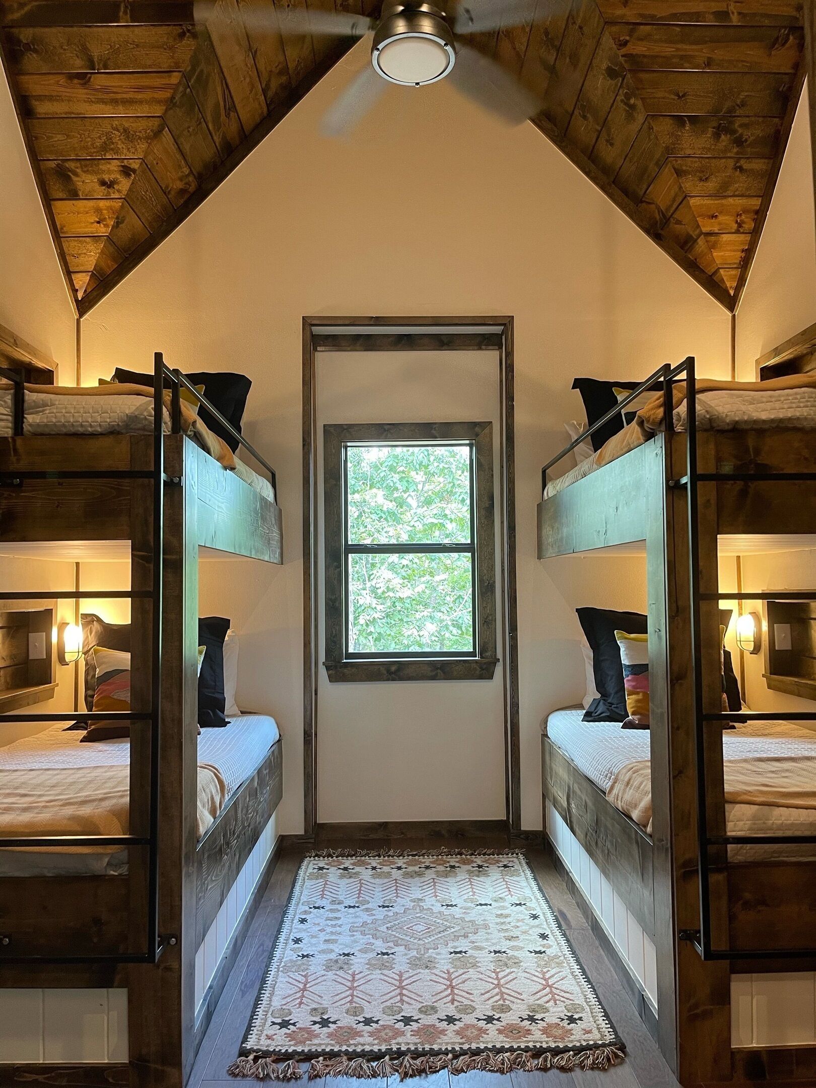 2 slaapkamers, een bureau, een strijkplank/strijkijzer, gratis wifi