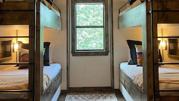 2 slaapkamers, een bureau, een strijkplank/strijkijzer, gratis wifi