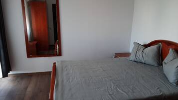 1 habitación, tabla de planchar con plancha y wifi gratis