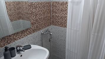 Ducha, toallas, jabón, papel higiénico