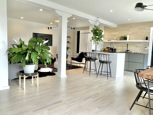 Modern Sunny 2bdrm Apartment with a garden