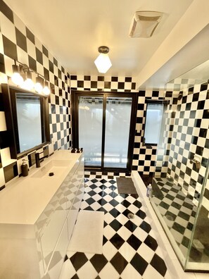 Dusche, Handtücher, Seife, Toilettenpapier