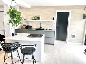 Refrigerador, microondas, horno y parrilla de estufa 