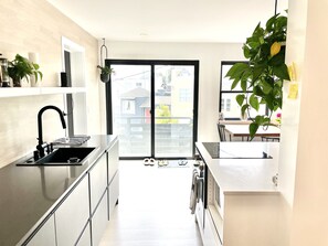 Fridge, microwave, oven, stovetop - Modern Sunny 2bdrm Apartment with a garden (San Francisco)