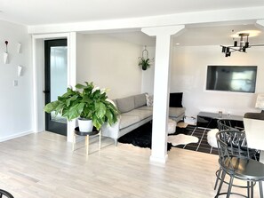 TV - Modern Sunny 2bdrm Apartment with a garden (San Francisco)