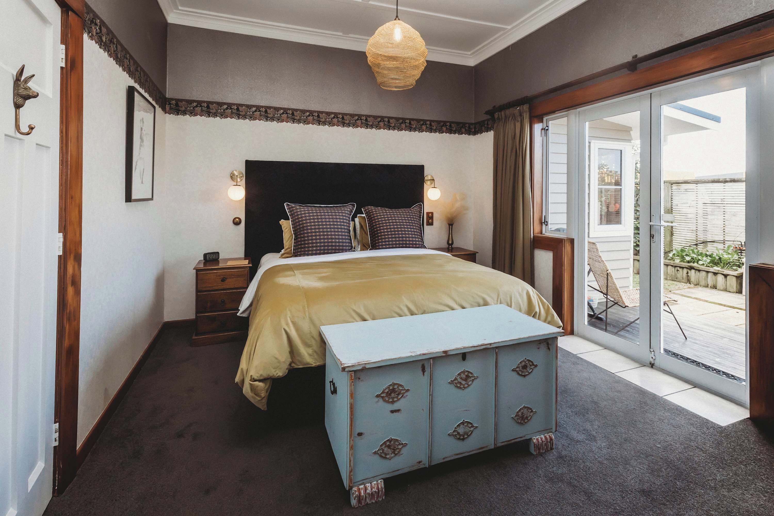 6 bedrooms, iron/ironing board, WiFi, bed sheets