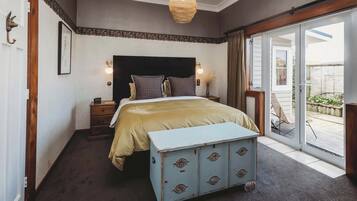 6 bedrooms, iron/ironing board, WiFi, bed sheets