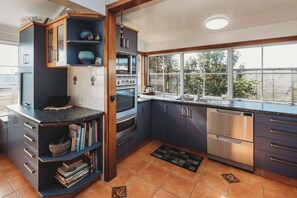 Een koelkast, een magnetron, een oven, een vaatwasser