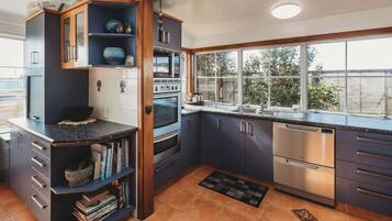 Frigorífico, microondas, horno y lavavajillas