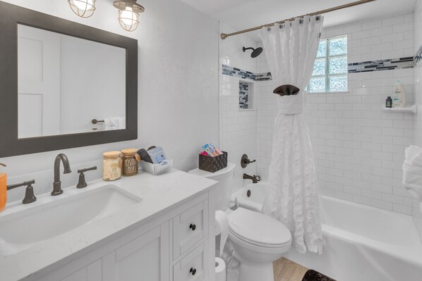 Combined shower/bathtub, hair dryer, towels, soap - Luxury 6BR Home Near UF & Downtown (Gainesville)