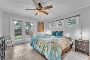 6 bedrooms, desk, iron/ironing board, free WiFi