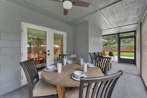 Outdoor dining - Luxury 6BR Home Near UF & Downtown (Gainesville)
