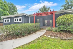 Exterior - Luxury 6BR Home Near UF & Downtown (Gainesville)