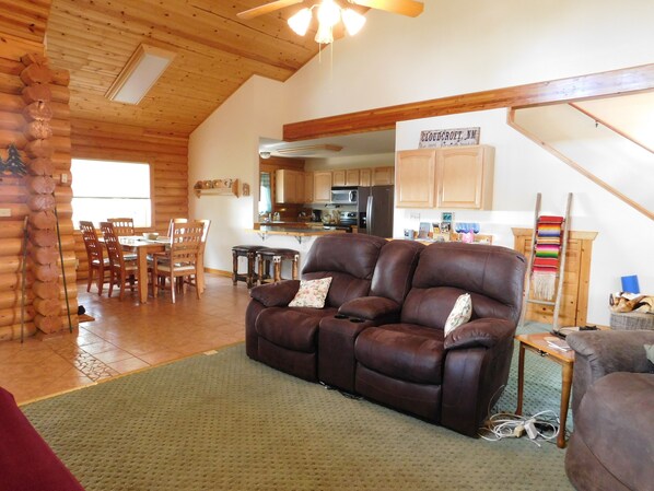 TV - 4 Bedroom in the Village of Cloudcroft! (Cloudcroft)